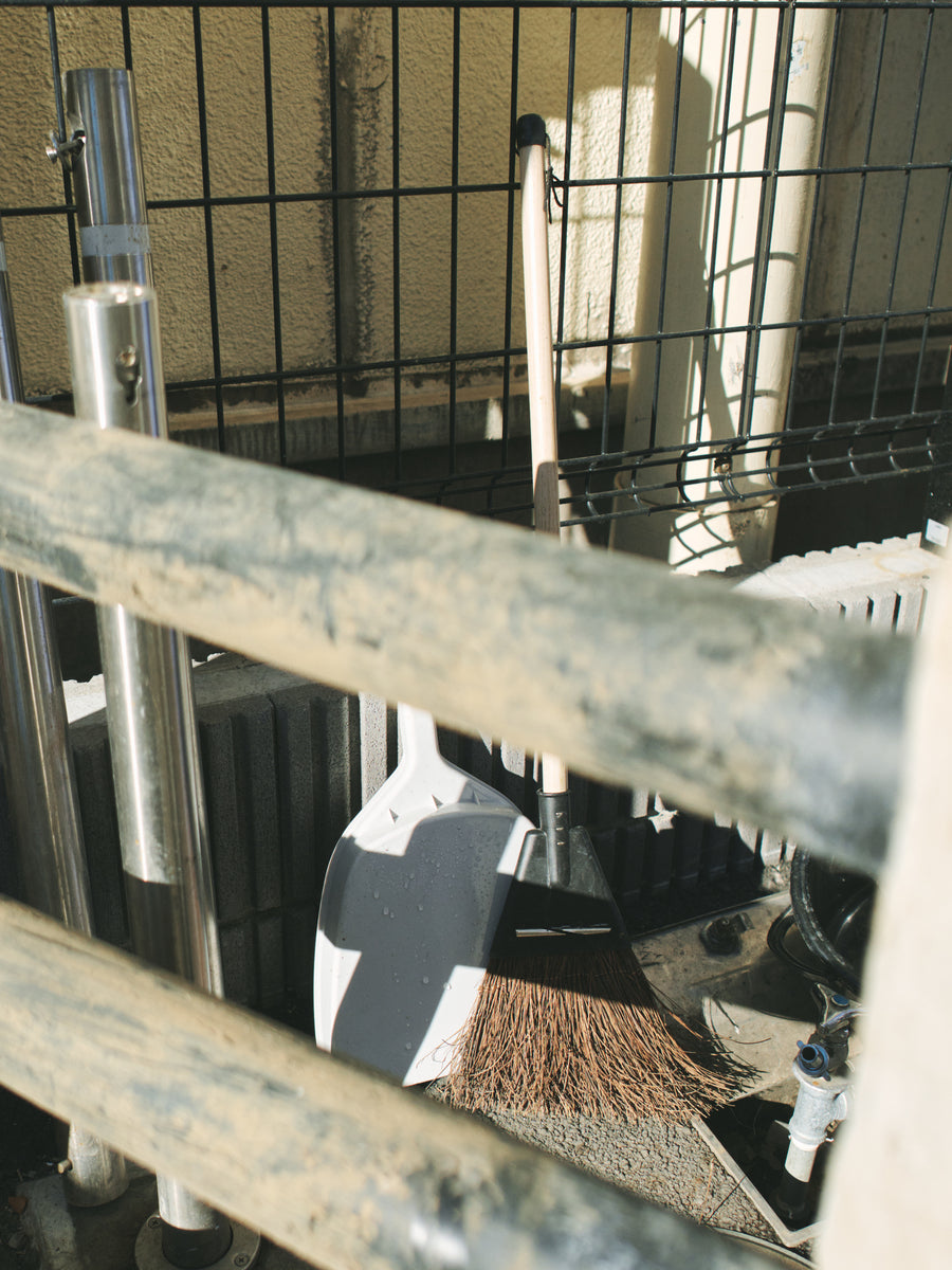 儀式の道具（箒とちりとり）