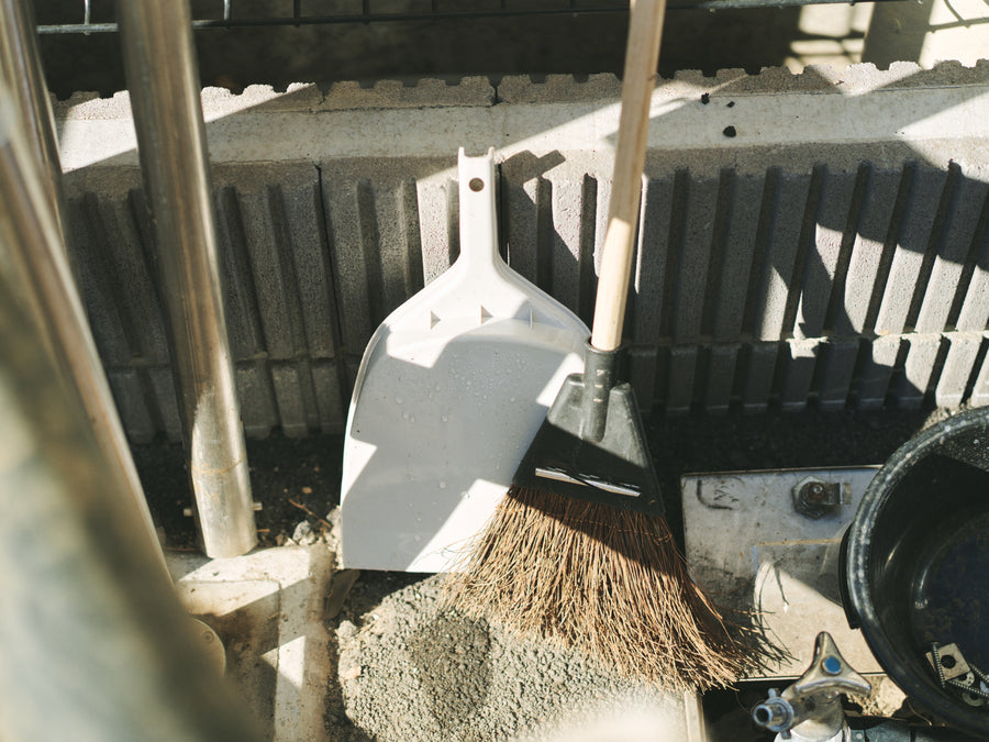 儀式の道具（箒とちりとり）