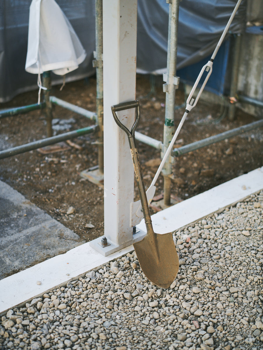 D型ハンドルの静物（スコップ）