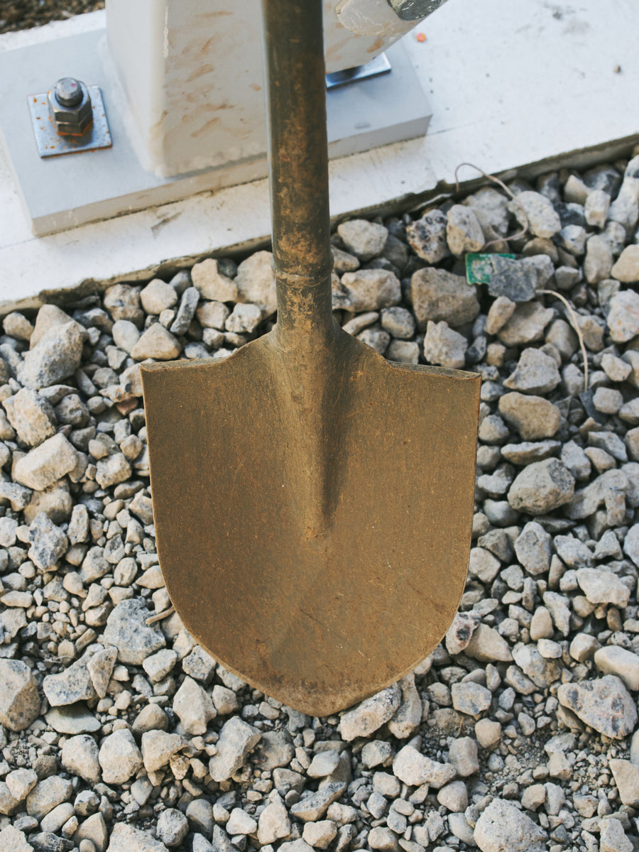 D型ハンドルの静物（スコップ）