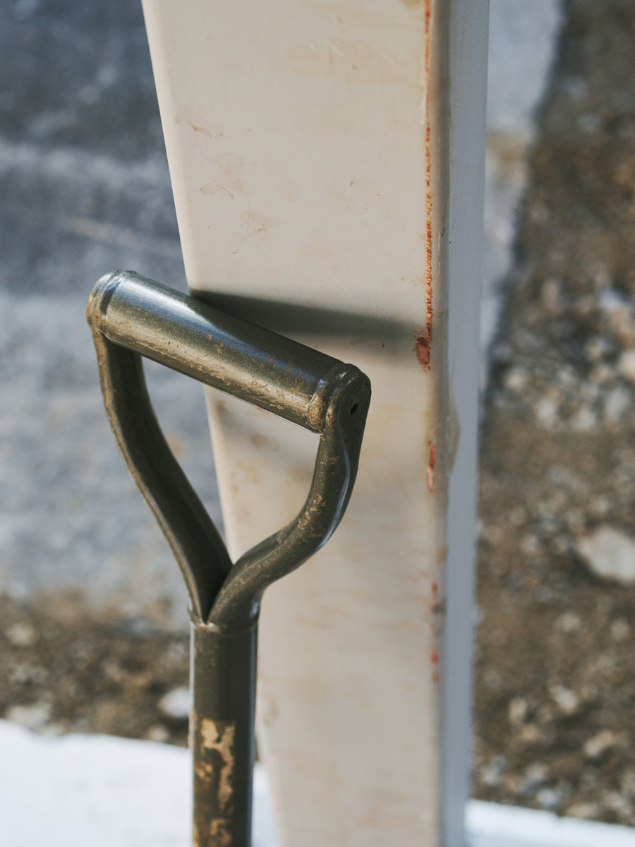 D型ハンドルの静物（スコップ）