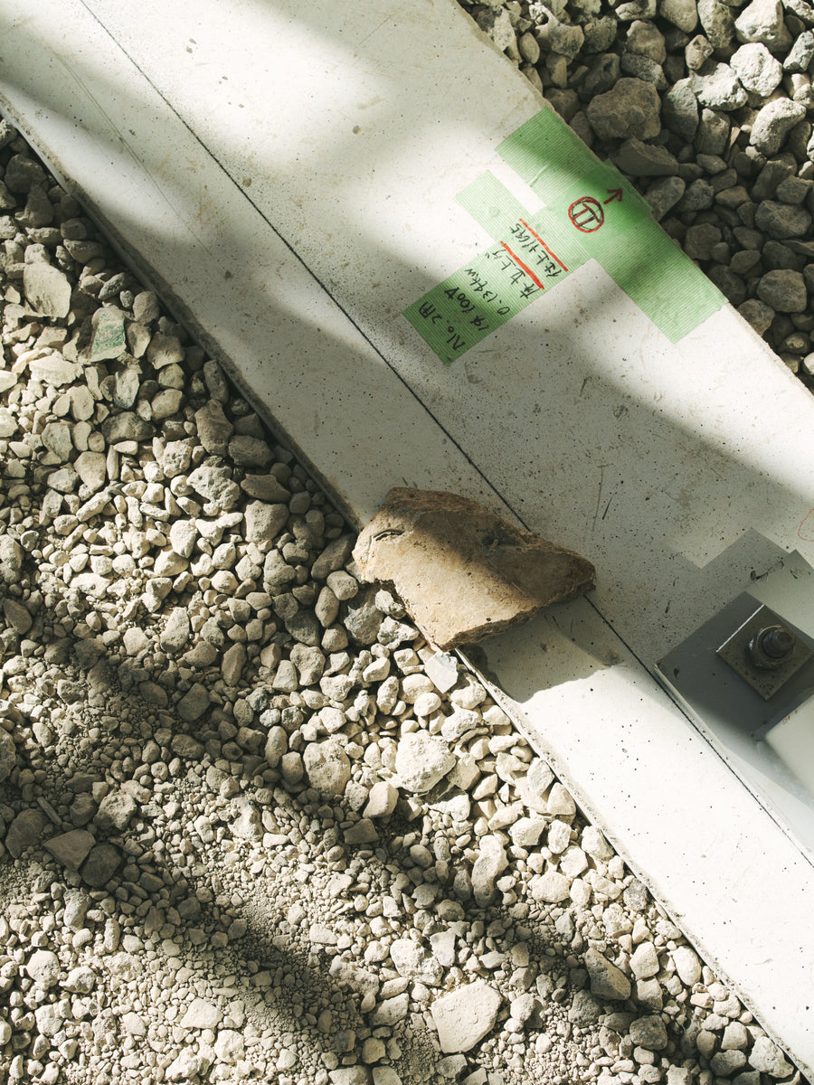 一時的なウェイト（石と鉄筋）