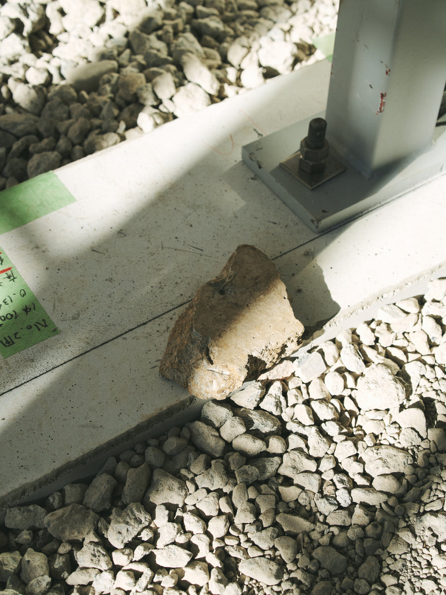 一時的なウェイト（石と鉄筋）