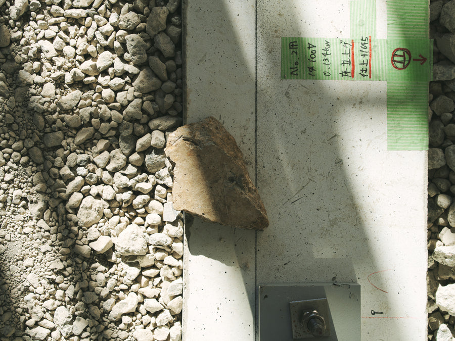 一時的なウェイト（石と鉄筋）